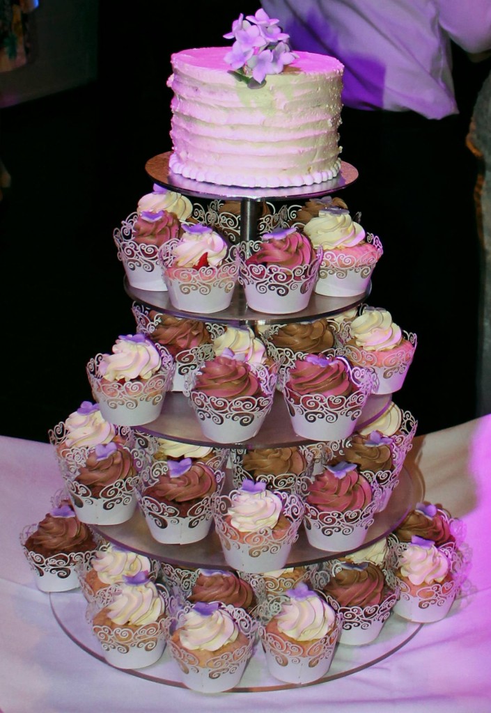 Mehrstöckige vegane Hochzeitstorte mit Cupcakes