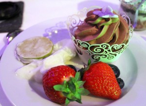 Limettensorbet mit Beeren und Cupcake