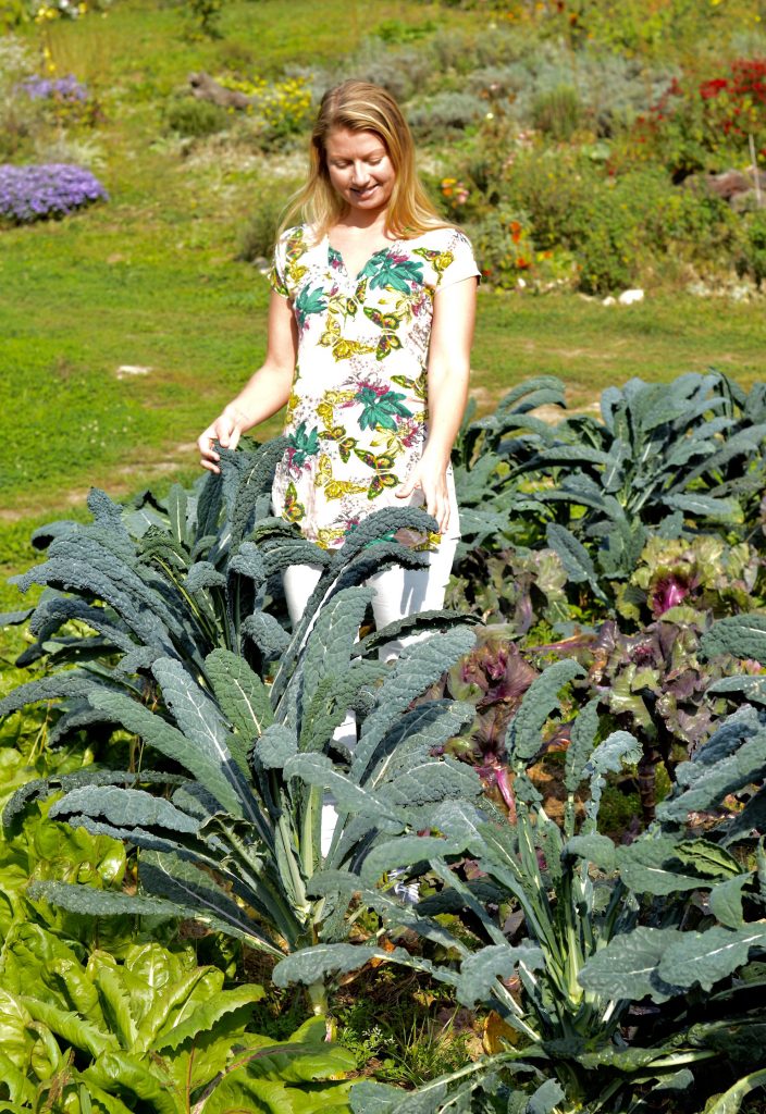 Karin im Bio-Garten von TamanGa in Gamlitz