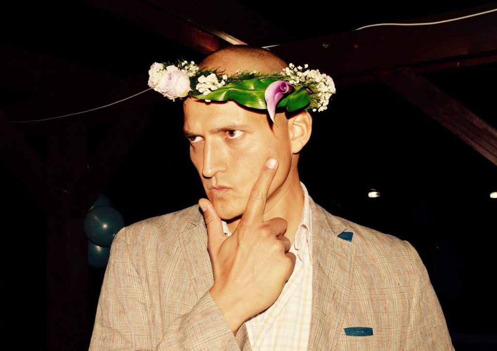 Marco ganz seriös mit Blumenschmuck 