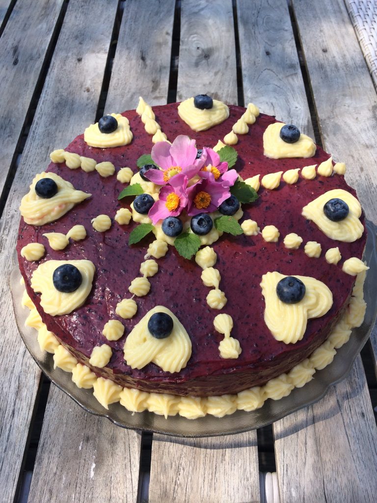 Vegane Vanille-Beeren-Cremetorte